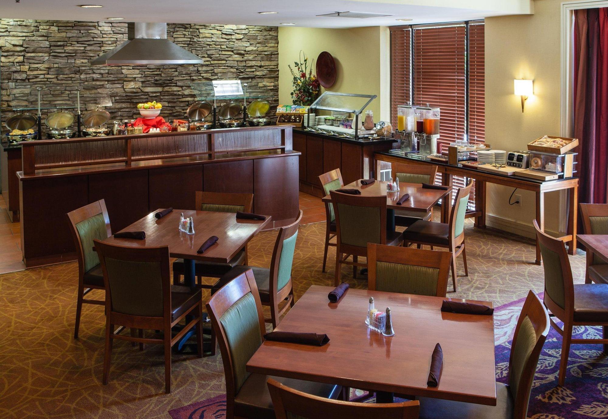 Hotel Doubletree By Hilton Atlanta Airport College Park Exterior foto
